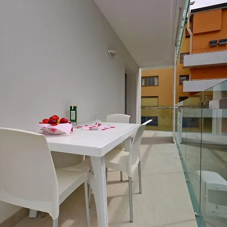 Comfortable Vacation Retreat With Balcony *