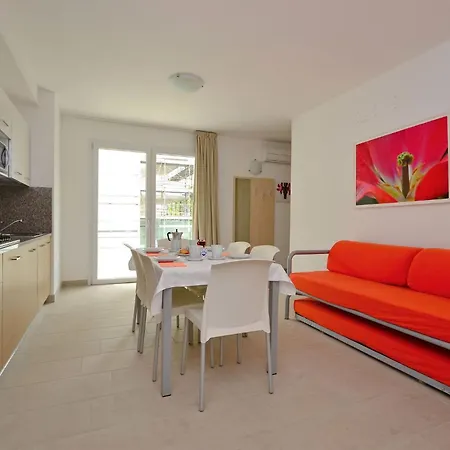 Comfortable Vacation Retreat With Balcony