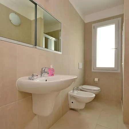 Comfortable Vacation Retreat With Balcony *