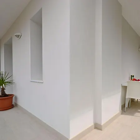 アパート Comfortable Vacation Retreat With Balcony リニャーノ・サッビアドーロ