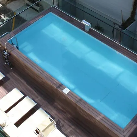 Comfortable Vacation Retreat With Balcony *