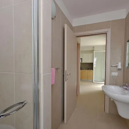 Апартаменты Comfortable Vacation Retreat With Balcony